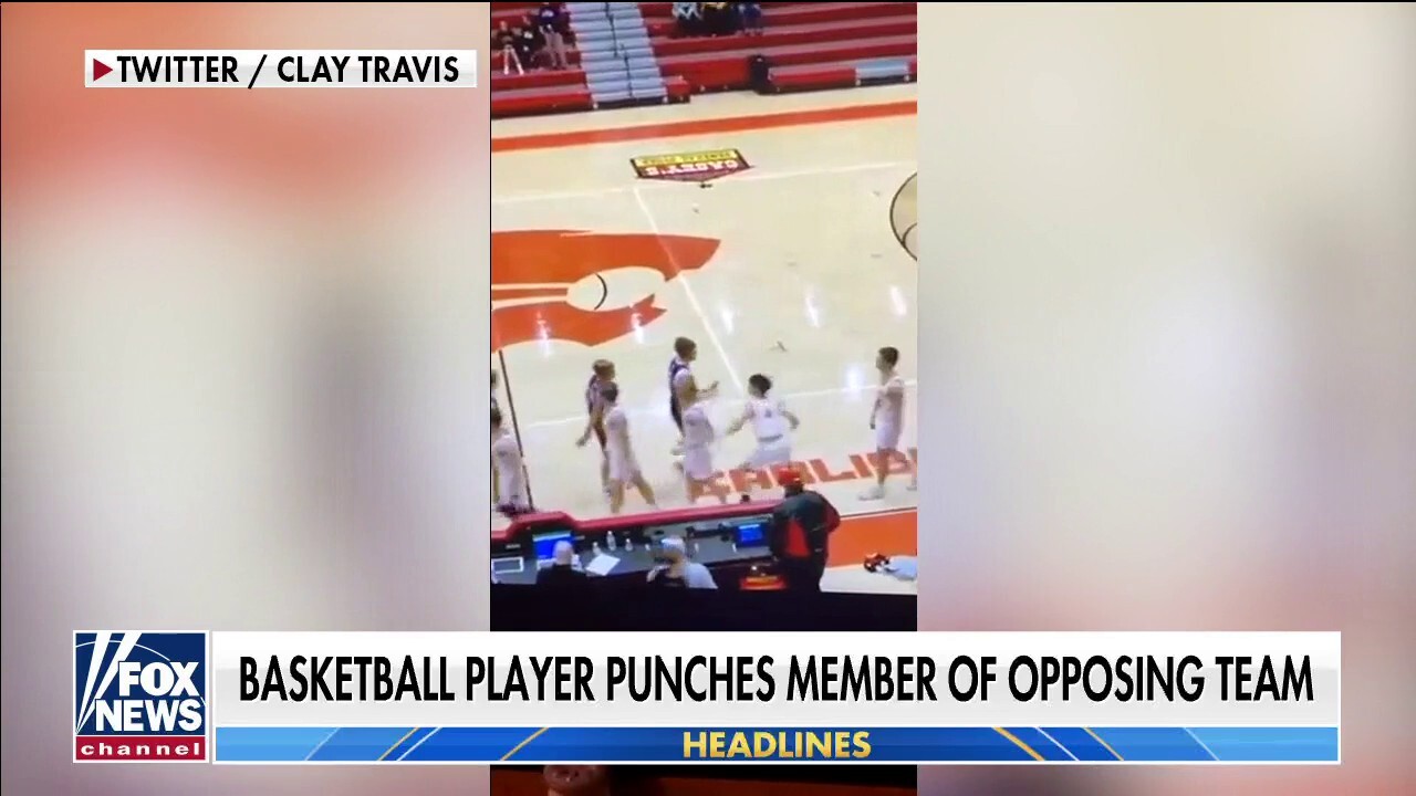 Un joueur de basket-ball du lycée de l&rsquo;Iowa pris en vidéo en train de frapper son adversaire, Hifirama